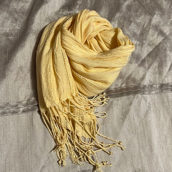 Pale yellow scarf - Picture 1 of 1